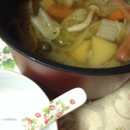 スープよりも具だくさんでボリュームたっぷりです〜♪
白菜の甘みでとっても美味しかったです♡ひとり鍋用の土鍋が欲しくなりました♡レシピ有り難う〜(^-^)/